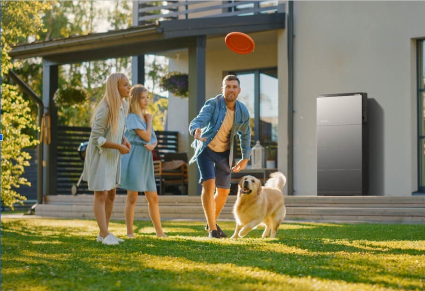 Solar battery storage vs home generators: Which handles blackouts better?